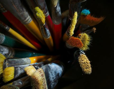 🖌️ A fine brush delicately painting a canvas edge.